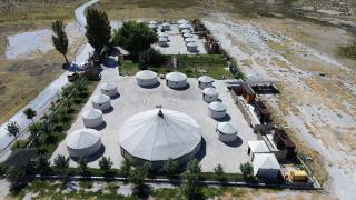 Tuz Gölü'nde 40 kıl çadırdan oluşan tesisteki "tuz odaları" alternatif tatil imkanı sunuyor