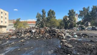 İzmir'de toplanmayan çöpler bu kez de yangın çıkardı