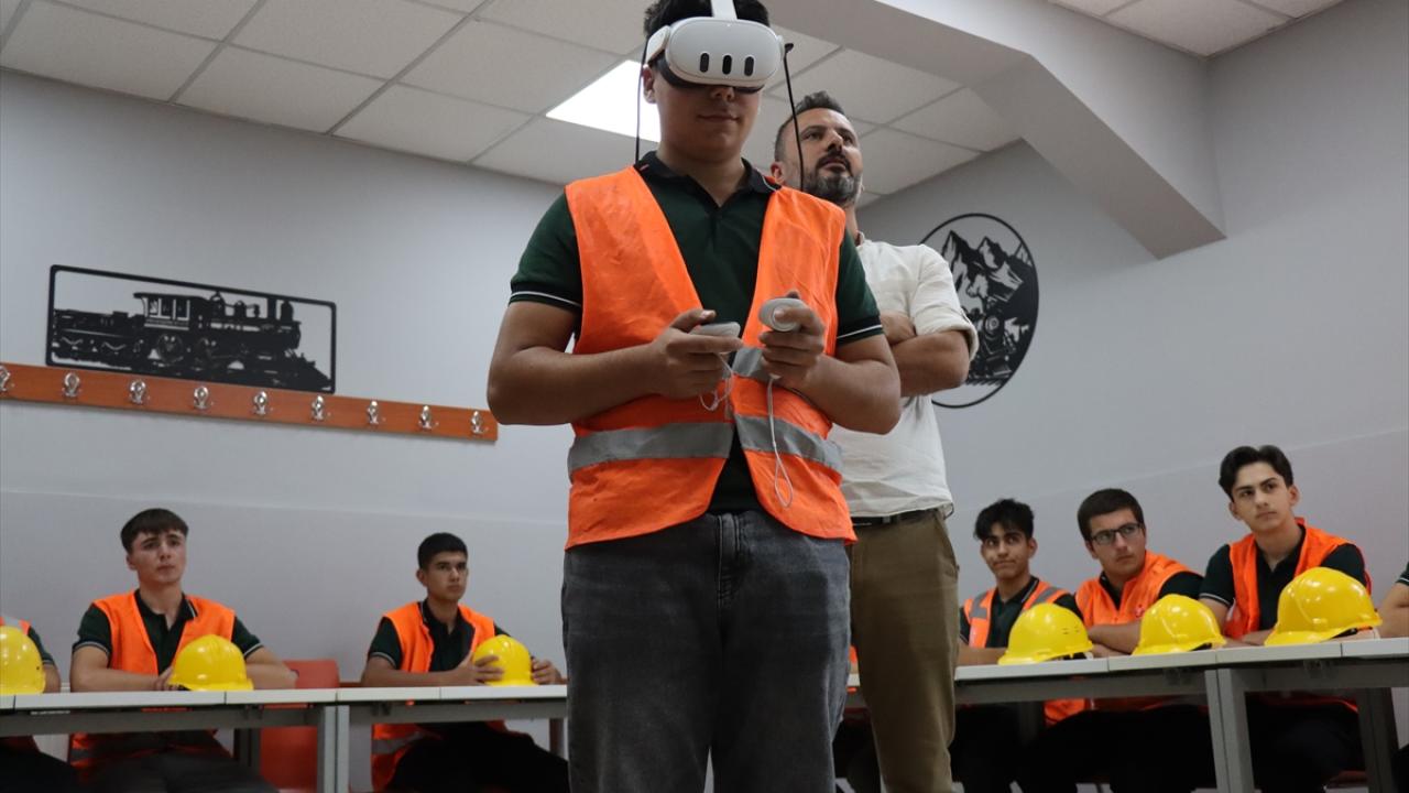 "Uygulamalı eğitim aldıkları için tam donanımlı olarak işe başlıyorlar"