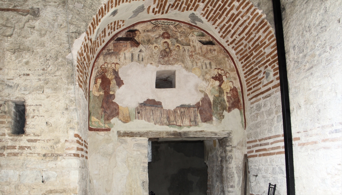 Resimler, Tevrat ve İncil temalı sahneler içeriyor