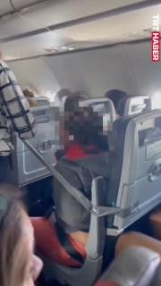 Uçakta bir yolcu koltuğa bantlandı