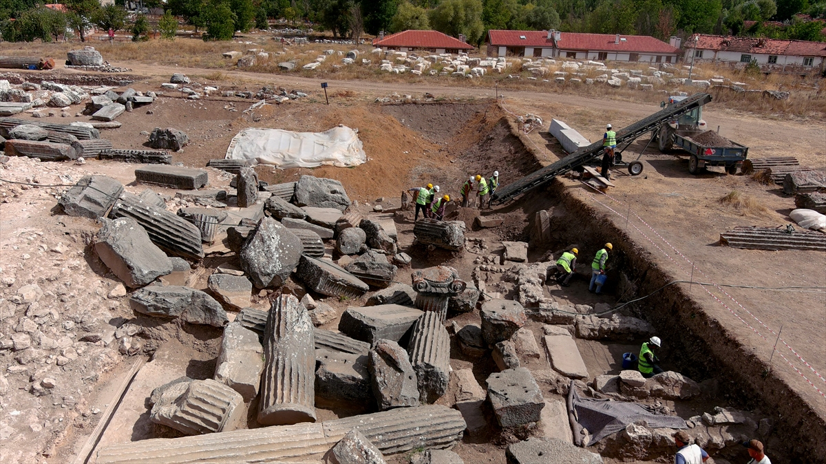 Tapınağın podyumun üstüne kurulduğu tespit edildi