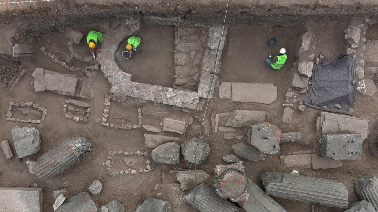 Tapınağın etrafında mezarlar bulundu