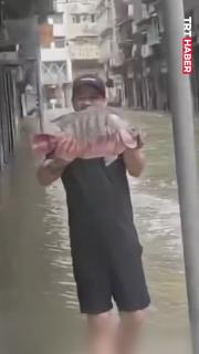 Elleriyle balık tuttular