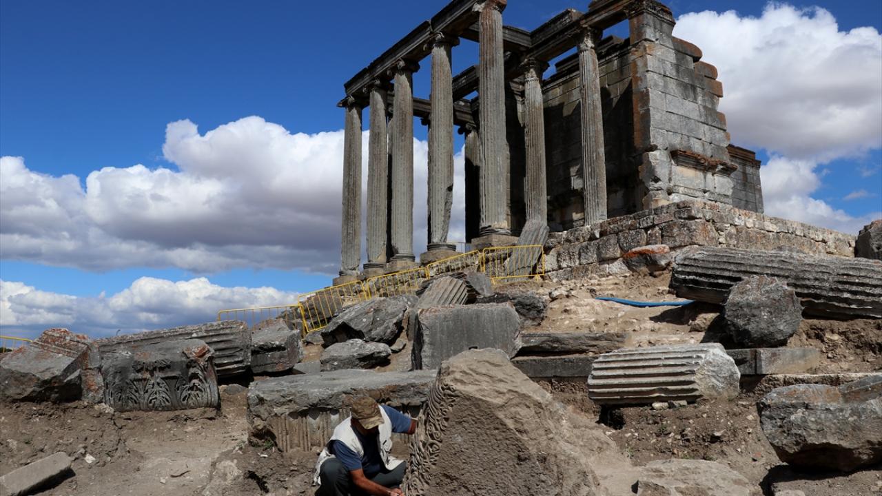 "Aizanoi"nin restorasyonunda kullanılacak mimari kalıntılar gün yüzüne çıkarılıyor