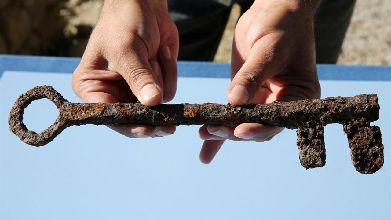 Bitlis Kalesi'ndeki kazılarda ana giriş kapısına ait olduğu değerlendirilen anahtar bulundu