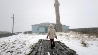 Ardahan'ın yüksek kesimlerinde kar ve sis etkili oldu