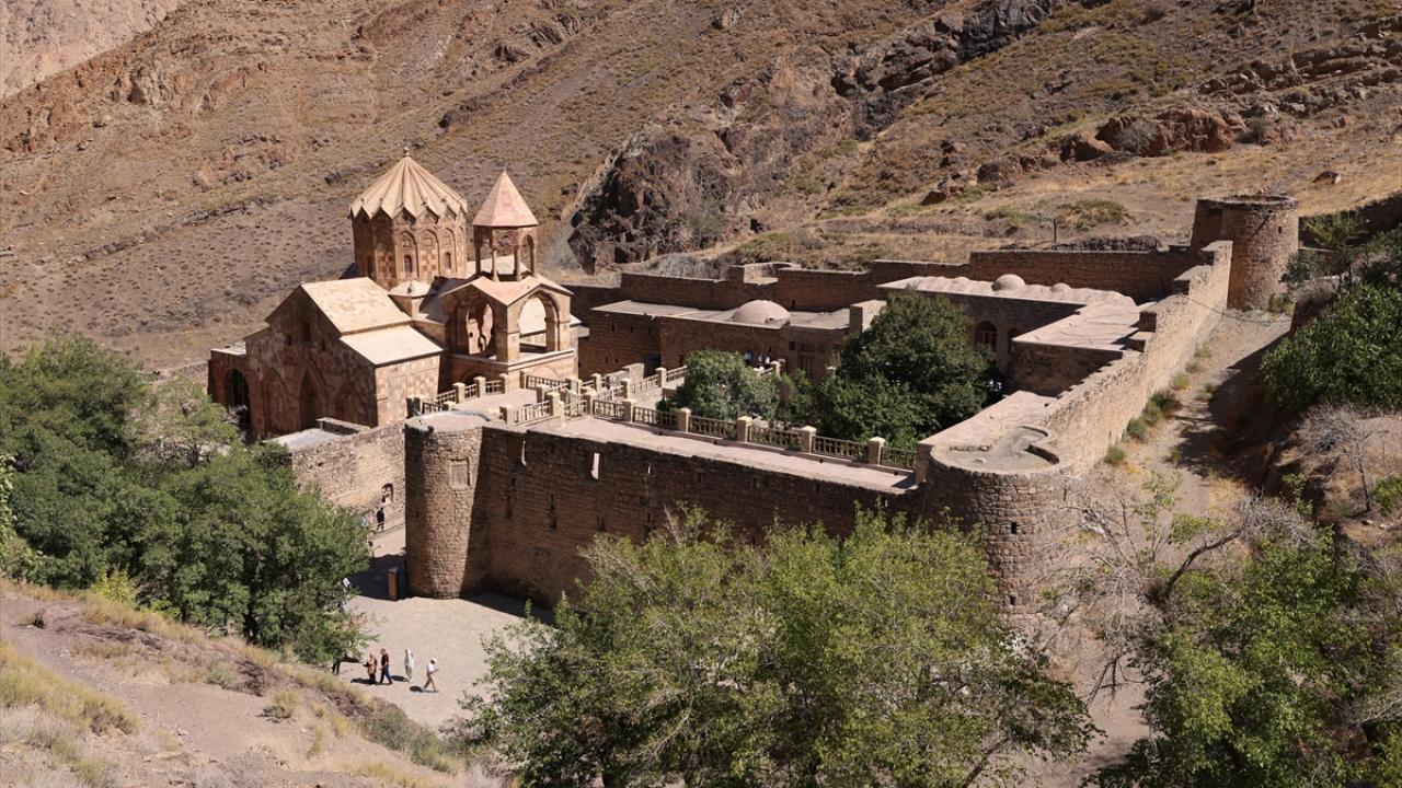 İran'da UNESCO Dünya Mirası’ndaki Aziz Stepanos Kilisesi binlerce turisti ağırlıyor