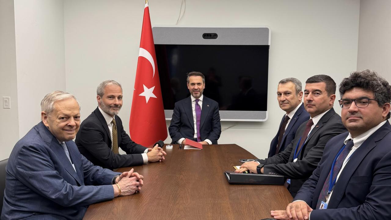 Bakan Bayraktar, enerji ve finans sektörünün temsilcileriyle görüştü