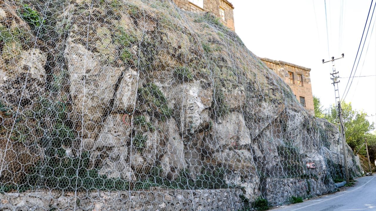 Bitlis'te bazı yollara kaya düşme riskine karşı çelik ağlarla önlem alındı