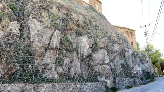 Bitlis'te bazı yollara kaya düşme riskine karşı çelik ağlarla önlem alındı