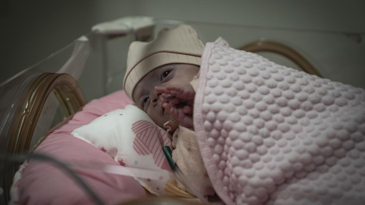 Erzurum'da 690 ve 780 gram doğan kızlar, aylar sonra ana kucağına kavuştu