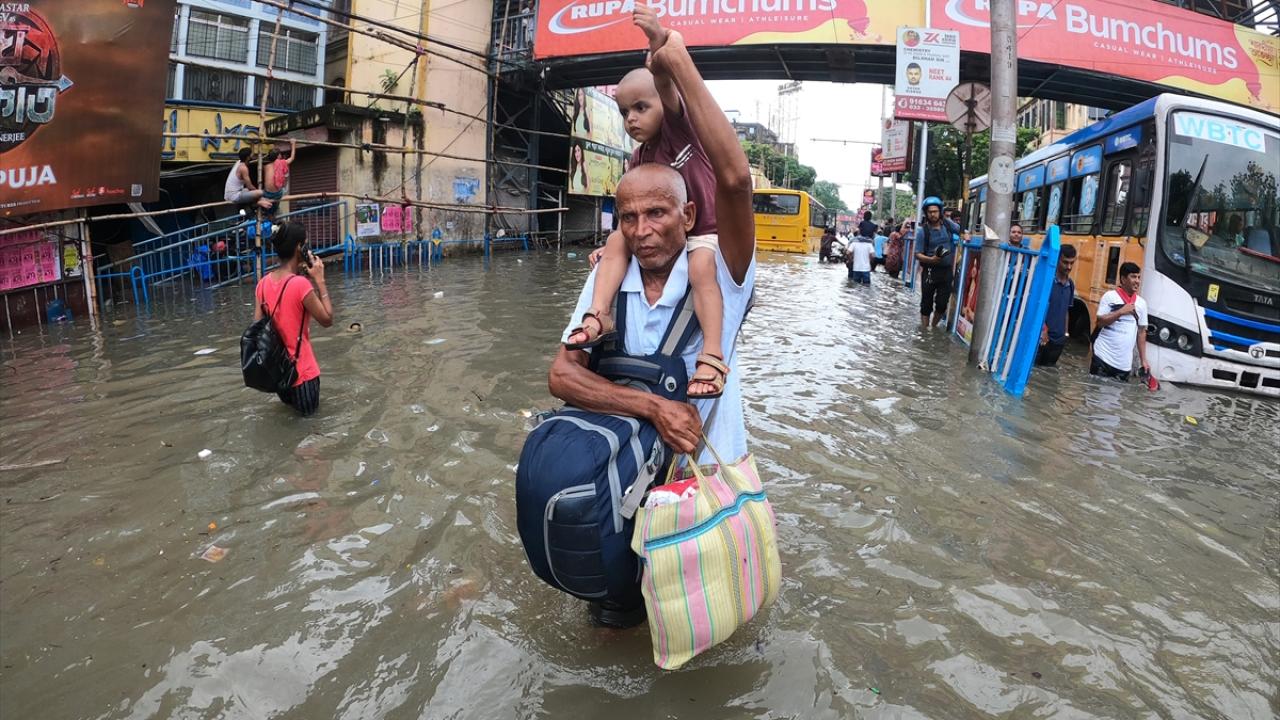 Doğu Hindistan’da şiddetli muson yağmurları nedeniyle hayat durma noktasına geldi
