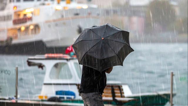 İstanbul'da şiddetli fırtına hayatı olumsuz etkiliyor