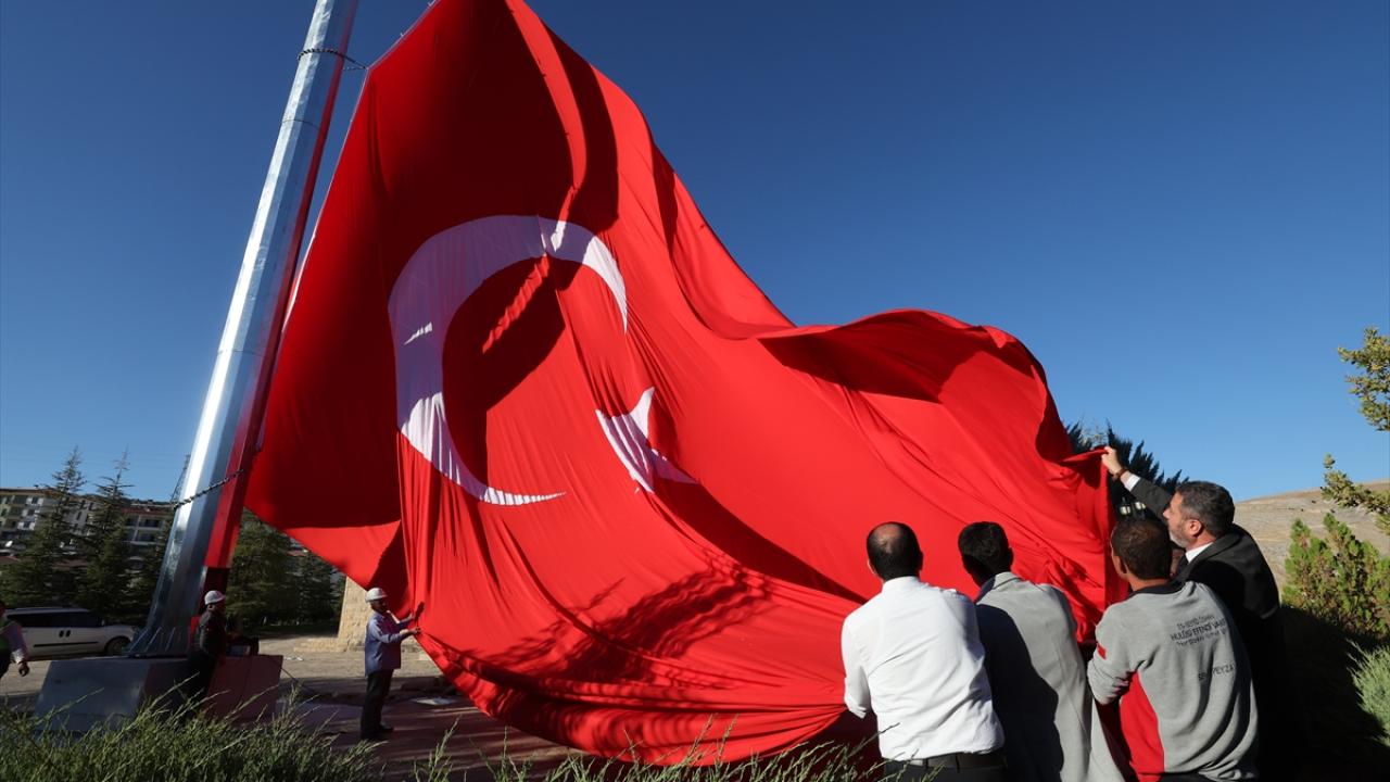 Hasan Gazi Türbesi ve Şehitlik Anıtı'na 50 metrelik bayrak direği yerleştirildi