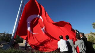 Hasan Gazi Türbesi ve Şehitlik Anıtı'na 50 metrelik bayrak direği yerleştirildi