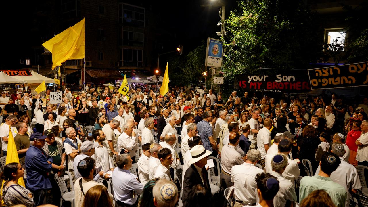 Netanyahu'nun evinin önünde toplanan yüzlerce İsrailli, esir takası anlaşması talep etti