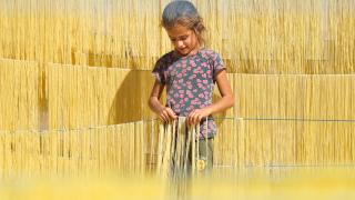 Mardin’de kadınlar geleneksel yöntemlerle şehriye yapımını sürdürüyor