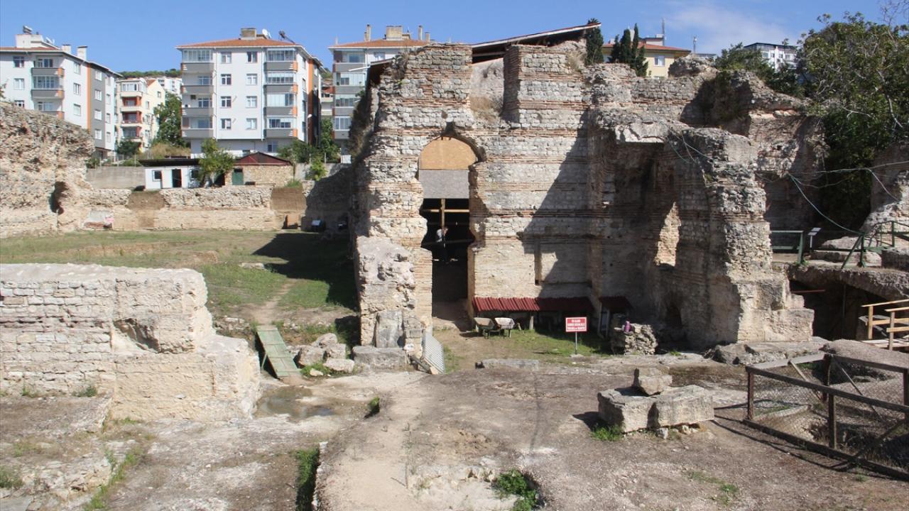 Sinop'ta tarihi kilise geçmişin izlerini duvarlarındaki resimlerle bugüne taşıyor