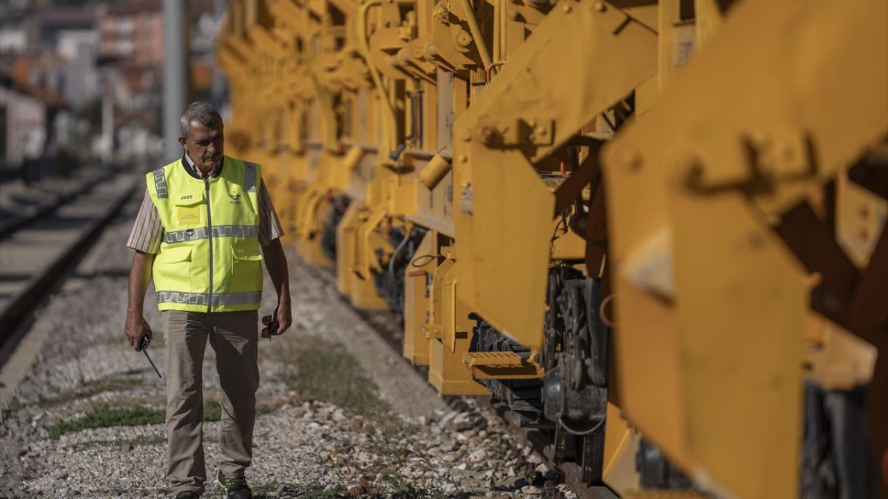 Dedesi ve babasının da çalıştığı kurumda 45 yıldır trenlerin güvenliği için mesai yapıyor