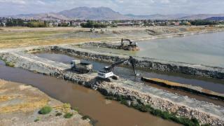 Van Gölü'nün zemininden 1 milyon 970 bin metreküp dip çamuru çıkarıldı