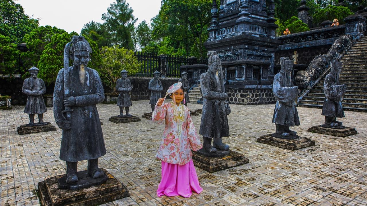 Parfüm Nehri kıyısındaki tarihi mezarlıklar