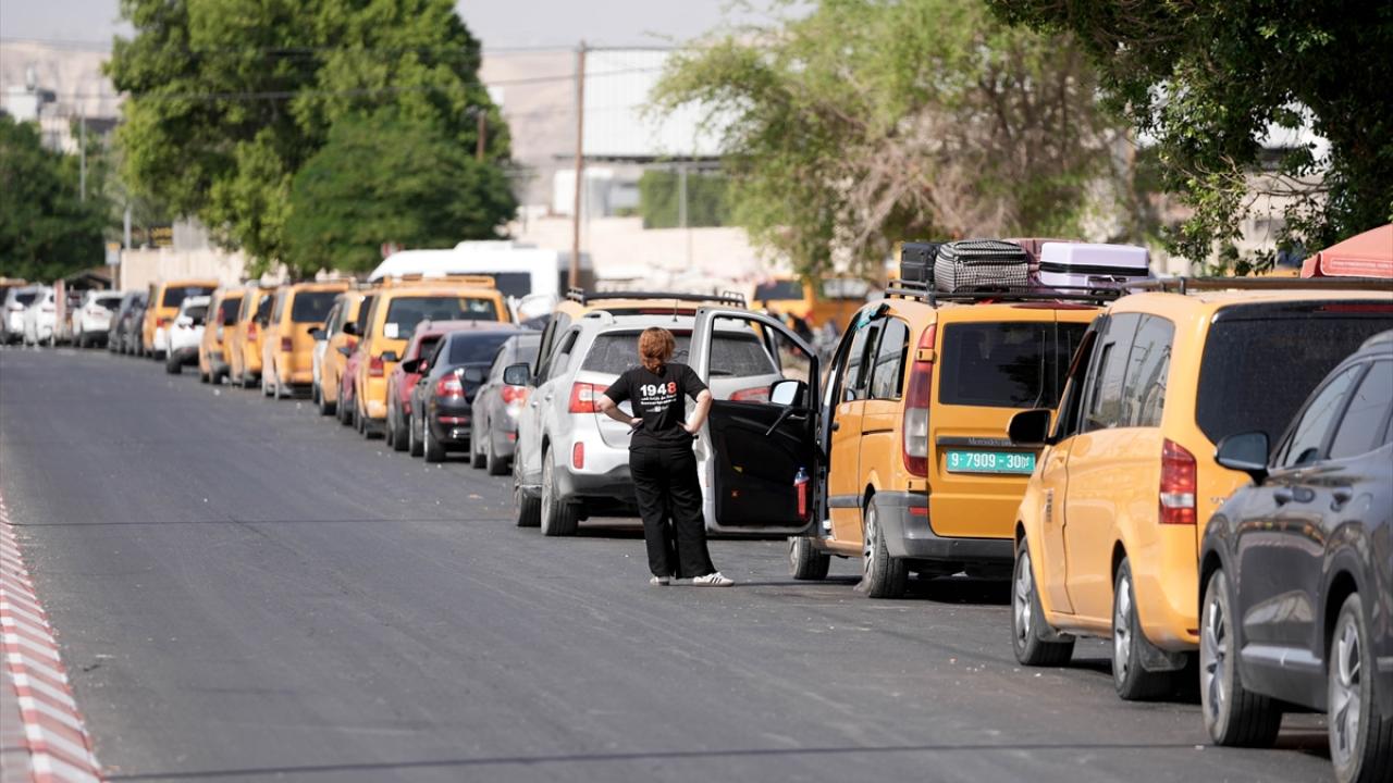 İsrail'in Batı Şeria ile Ürdün arasındaki Kerame Sınır Kapısı'nı kapatması sınırda yoğunluk oluşturdu