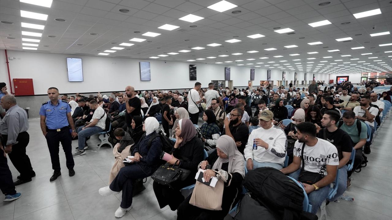 İsrail'in Batı Şeria ile Ürdün arasındaki Kerame Sınır Kapısı'nı kapatması sınırda yoğunluk oluşturdu