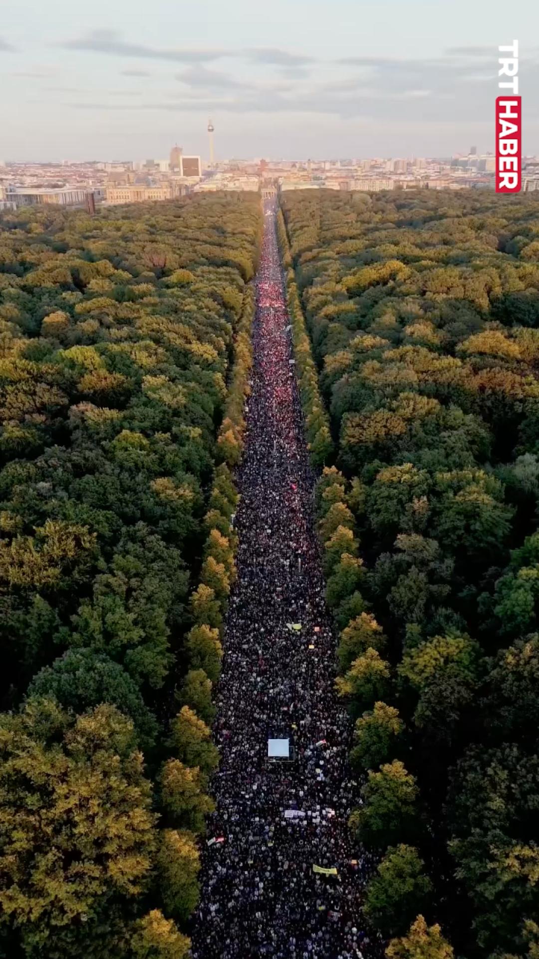 Berlin'de 100 bini aşkın kişi Filistin için yürüdü