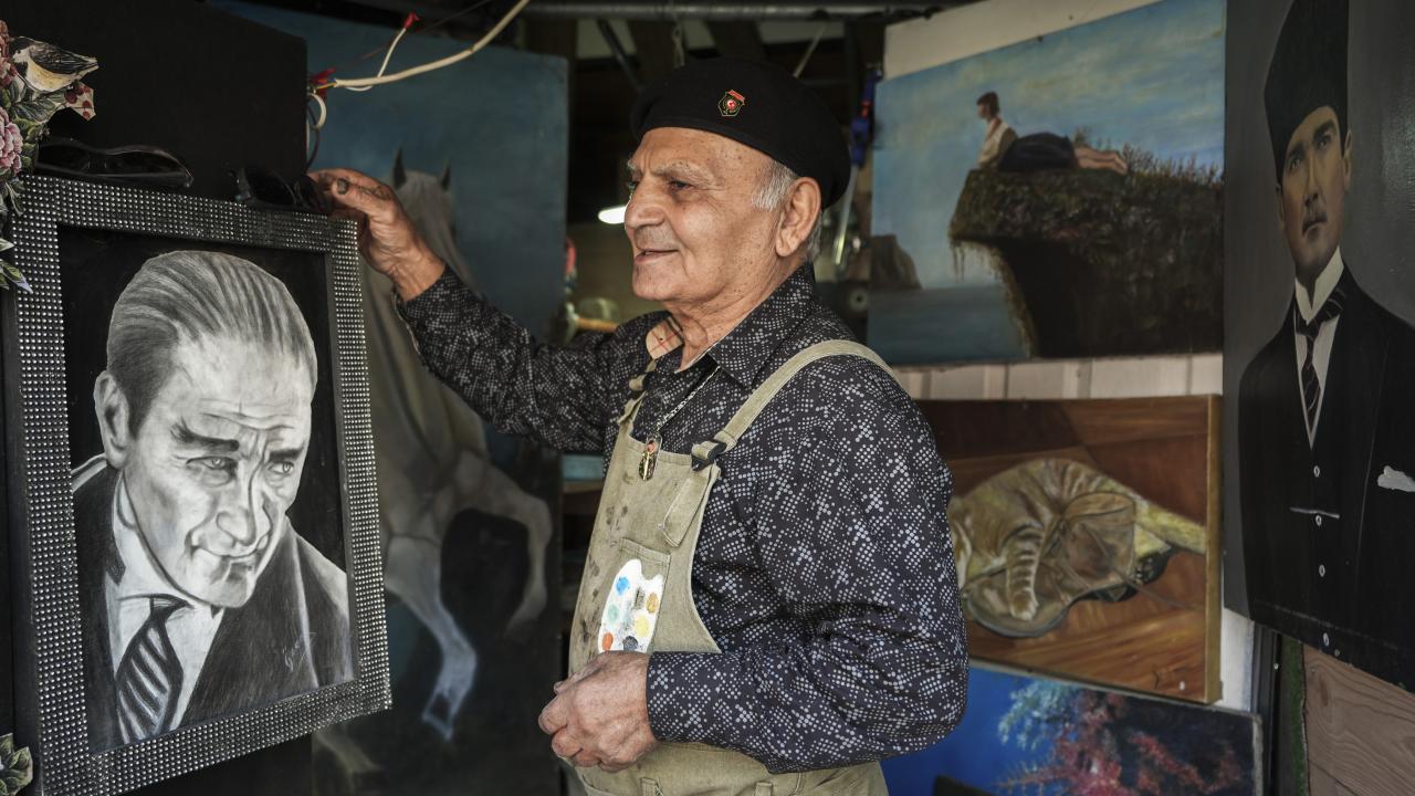 Atıkları dönüştüren huzurevi sakini bahçeyi sanat galerisine çevirdi