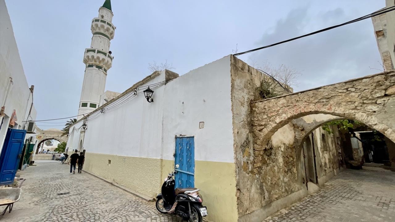 İnce işçilikli alçı bezeme şeritler