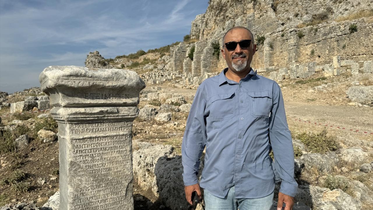 Yazıtta bağışları ve imar faaliyetleri anlatılıyor