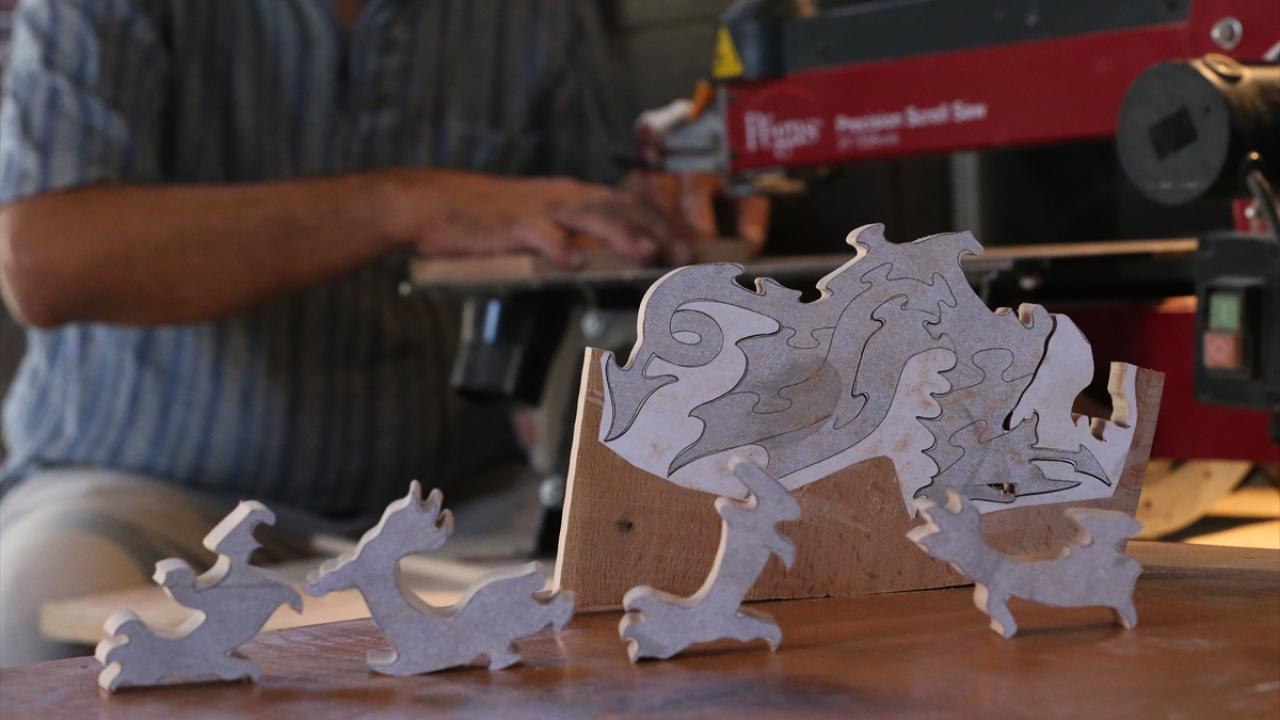 Bilgisayar çizimlerini ahşaba yapıştırıyor