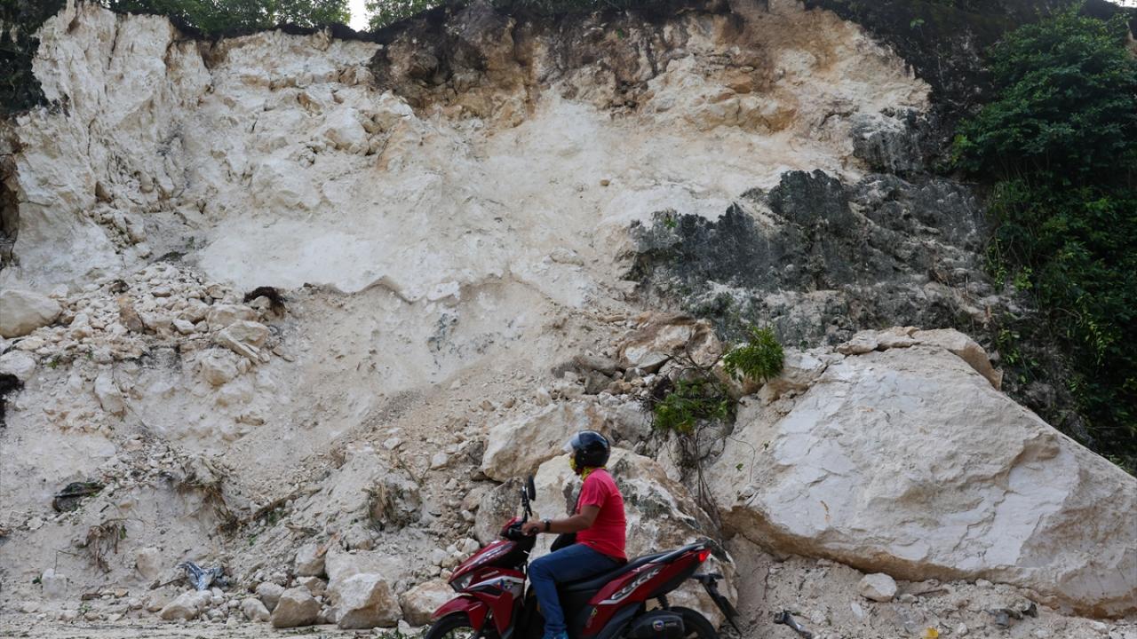 Taal yanardağında patlama