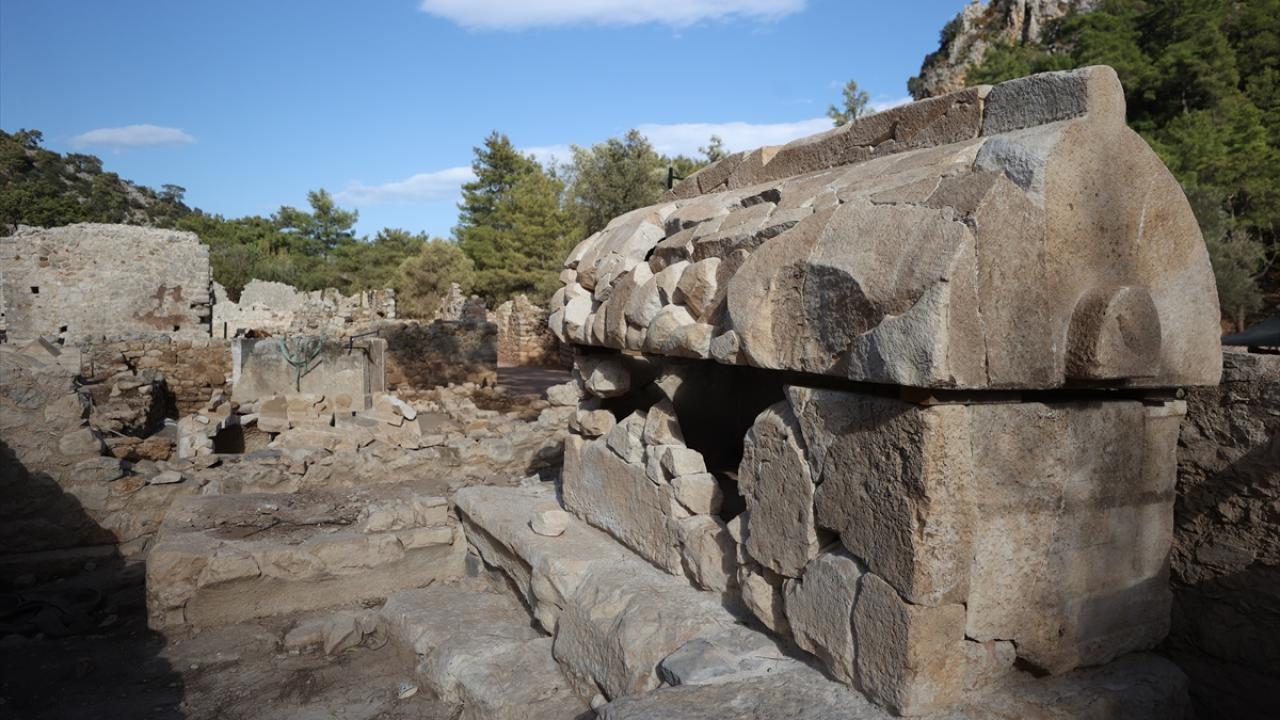 370 parça birleştirilerek lahit ortaya çıkarıldı