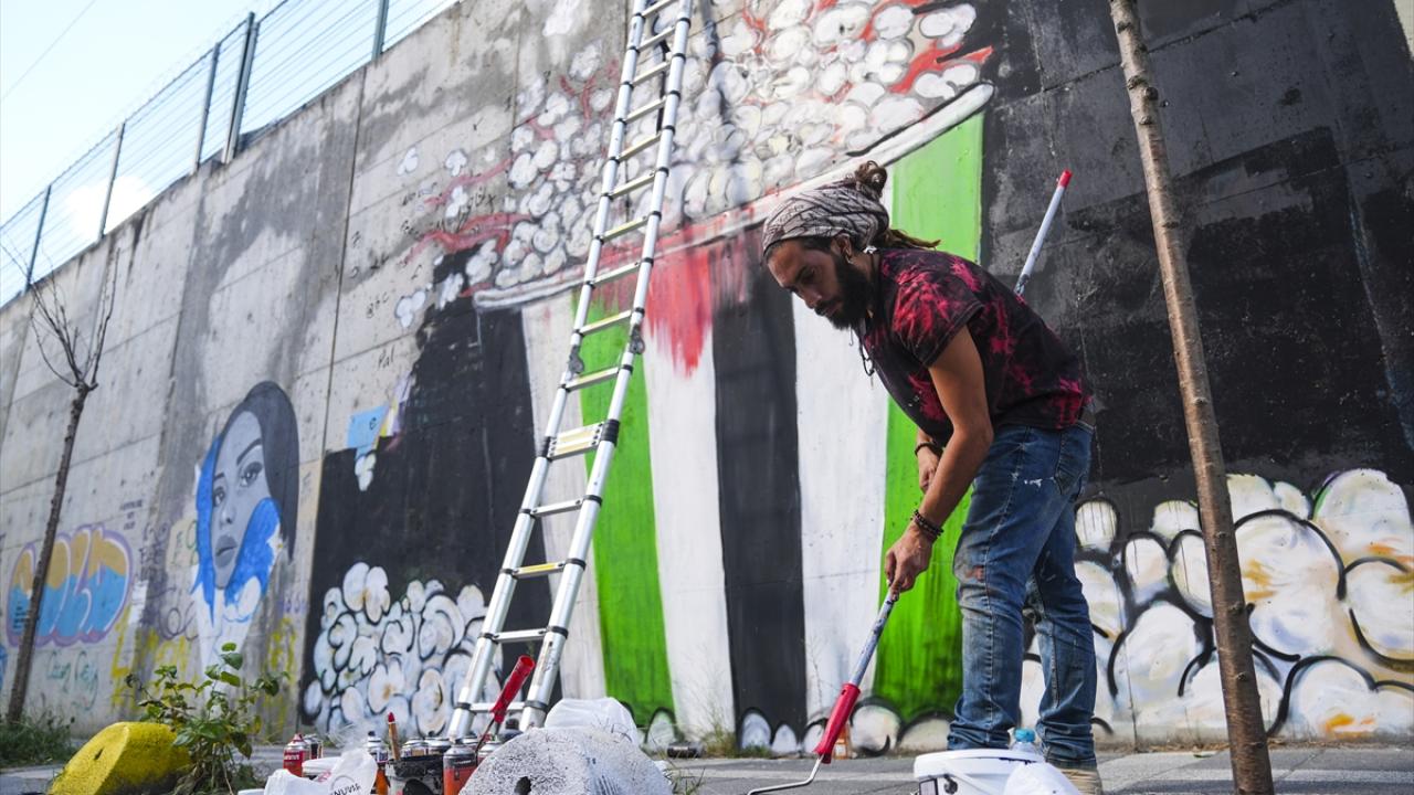 "Dünyanın film izler gibi olanları izlemesine dikkati çektim"