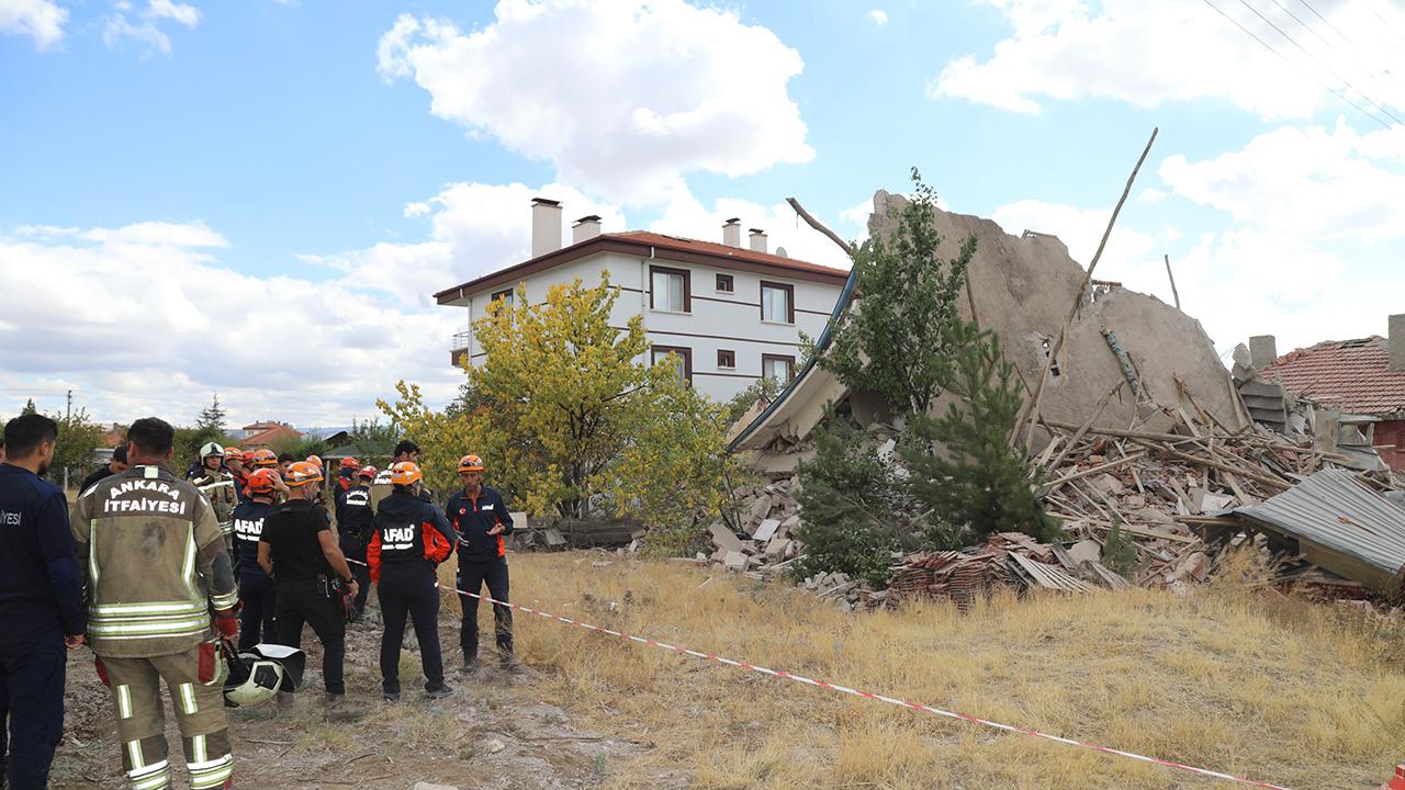 Ankara’da deprem riski nedeniyle boşaltılan bina yerle bir oldu