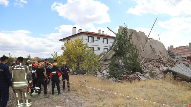 Ankara'da deprem riski nedeniyle boşaltılan bina yerle bir oldu