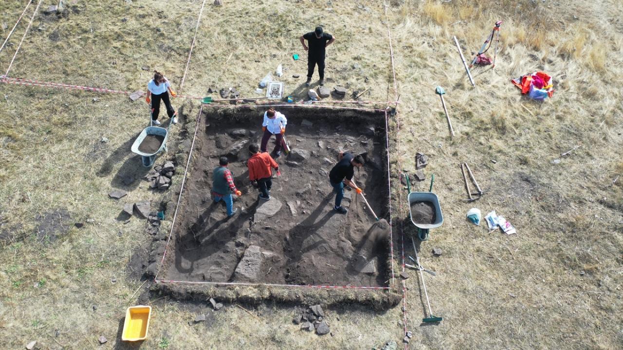 Arkeologlar Ardahan’daki kale kalıntısında 3 bin 500 yıllık tarihi araştırıyor