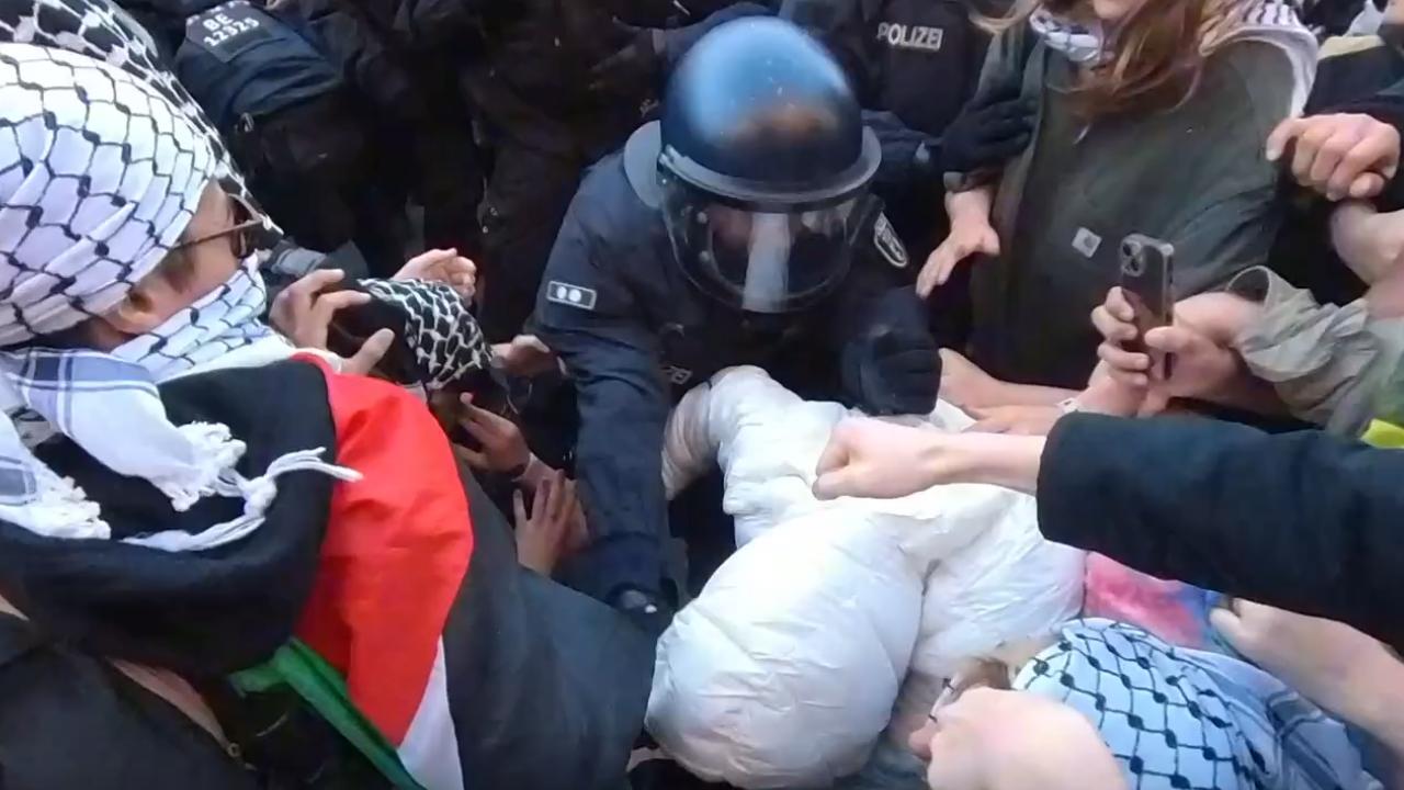 Almanya'da Filistin destekçilerine polis müdahalesi