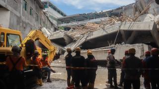 Endonezya'daki okul binasının çökmesinin ardından arama kurtarma çalışmaları sürüyor