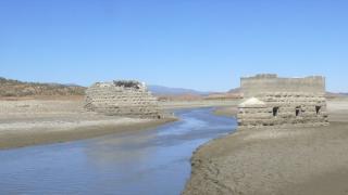 Gaziantep'te baraj suyu çekilince eski demiryolu köprüsünün ayakları gün yüzüne çıktı