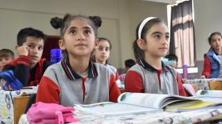 Mezranın "tek öğrencisi" Hasret, sınıf arkadaşlarına kavuştu