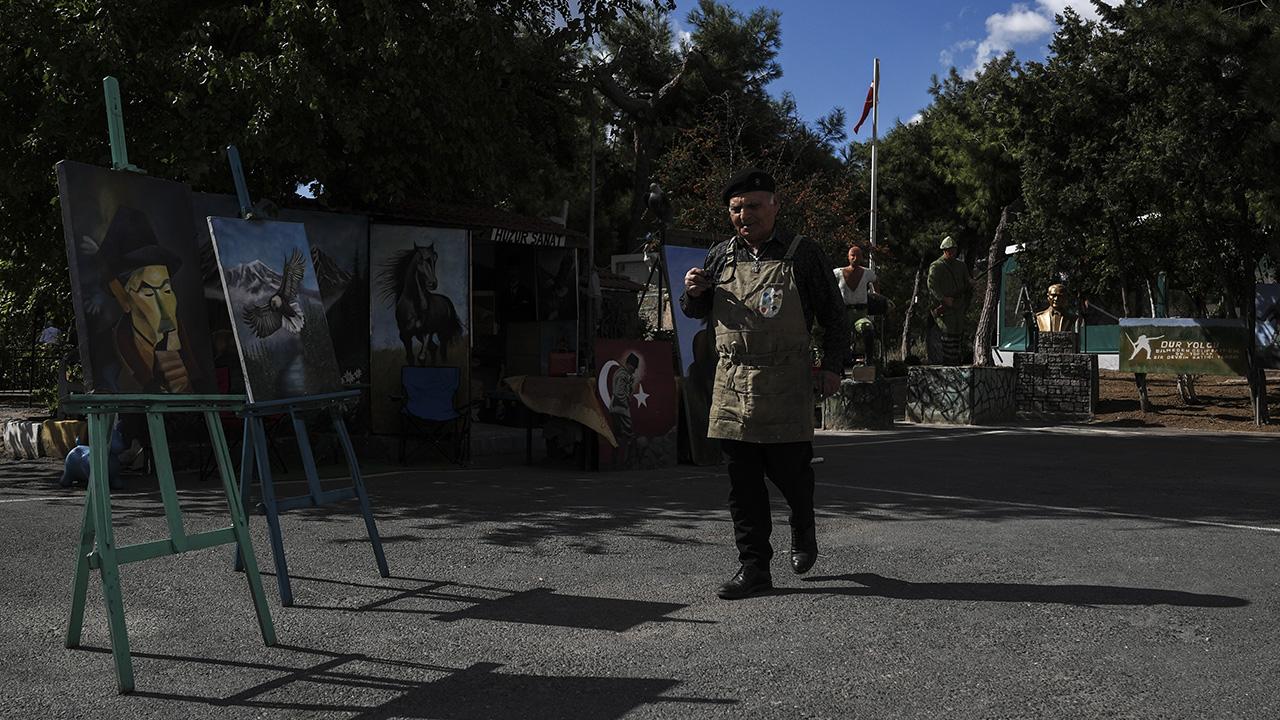 Atıkları dönüştüren huzurevi sakini bahçeyi sanat galerisine çevirdi