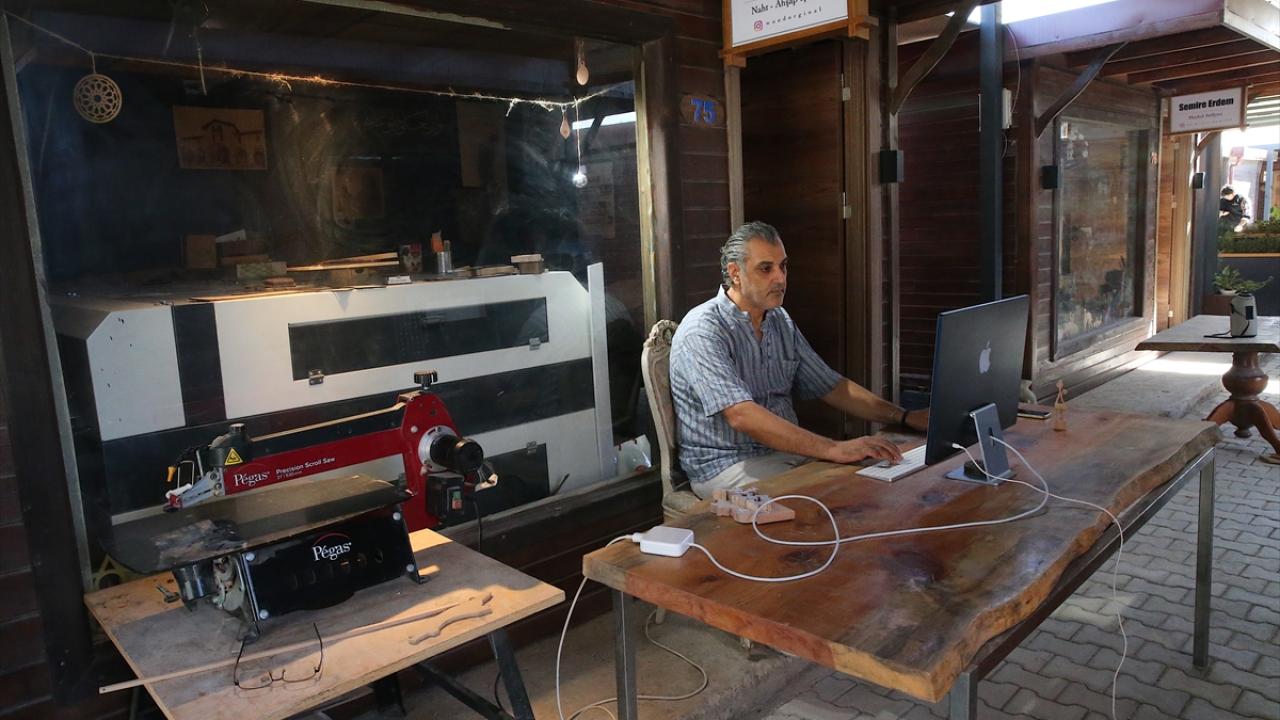 Deprem günü açacağı atölyesi yıkılan ahşap ustası Kültür ve Sanat Çarşısı'nda moral buldu