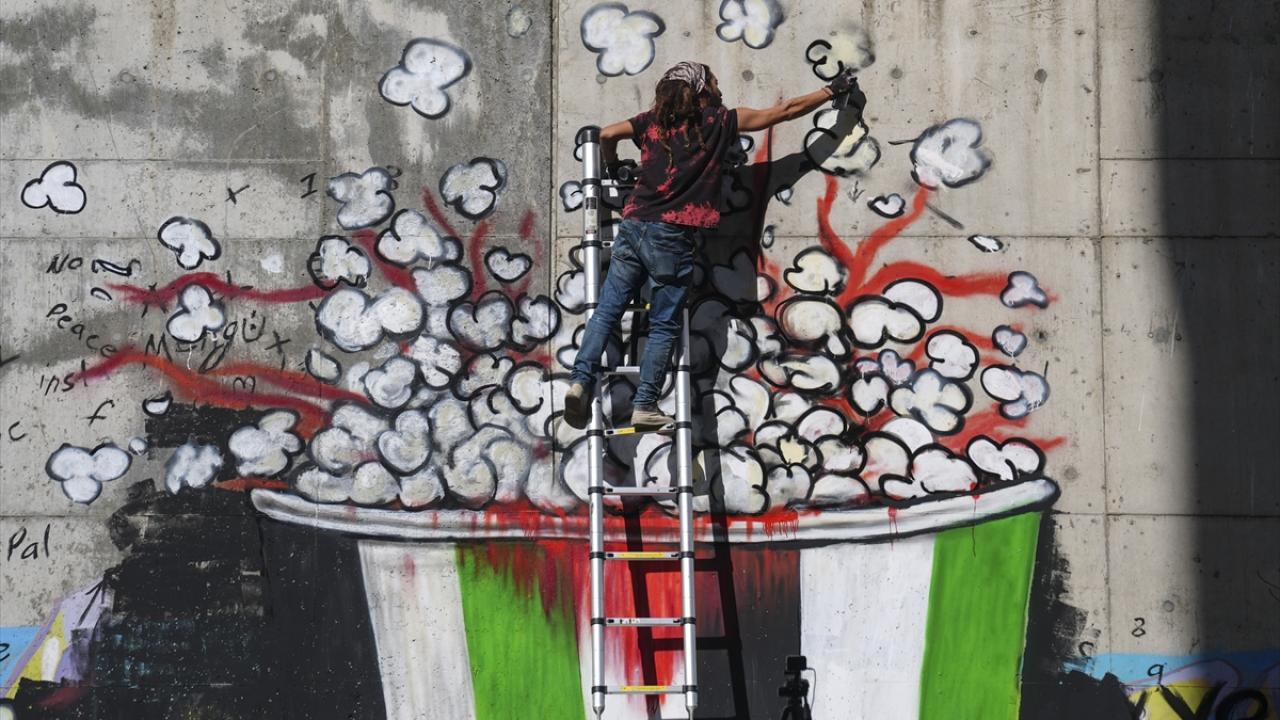 Dünyanın Gazze'deki insanlık dramına sessiz kalmasına tepkisini sanatıyla duvara yansıttı