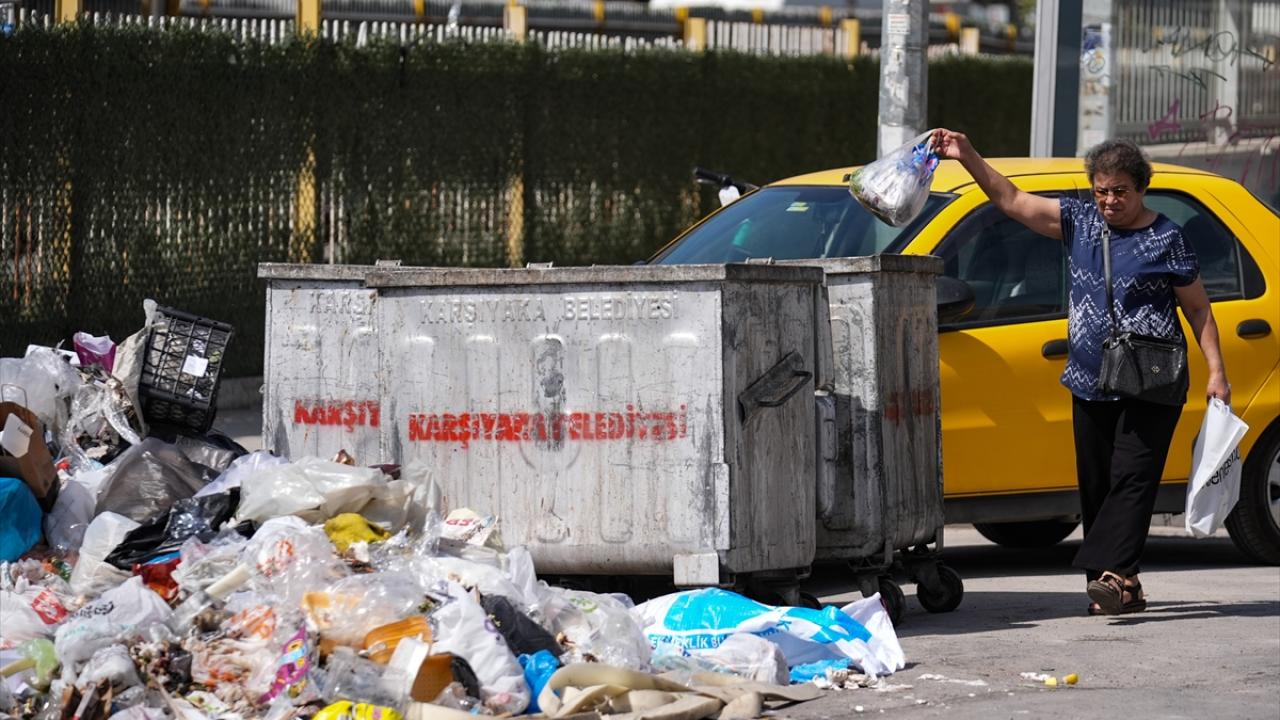 İzmir'in Karşıyaka ilçesinde vatandaşlardan biriken çöplere tepki