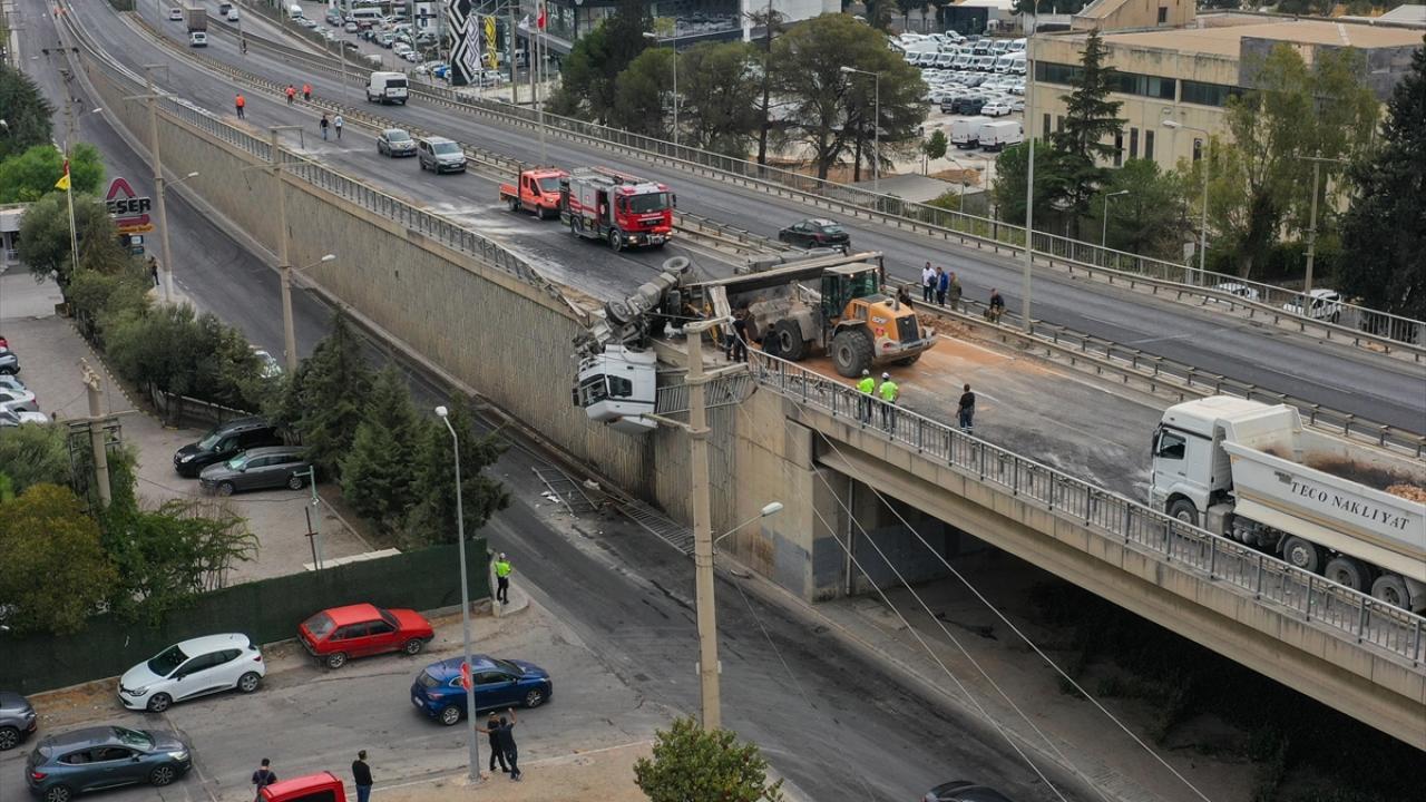 İzmir'de viyadükte asılı kalan tırın sürücüsü yaralandı