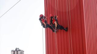 Mersin'in kadın itfaiyecileri olası afetlere zorlu parkurlarda hazırlanıyor