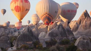 Kapadokya'daki sıcak hava balonları vadilere renk kattı